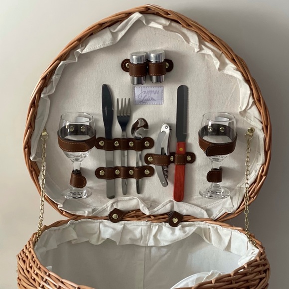 Heart Shaped Wicker Picnic Basket - Picture 1 of 3